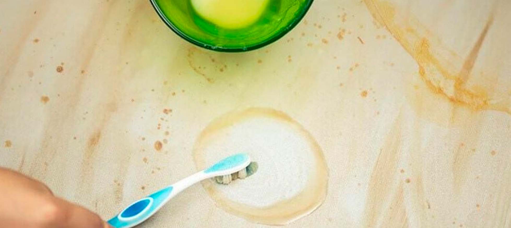 Sumerge los trapos sucios en una cubeta con agua fría y un chorrito de Fabuloso® Desinfectante, enjuágalos en la mezcla. Posteriormente, pásalos a la lavadora utilizando el ciclo de agua caliente
