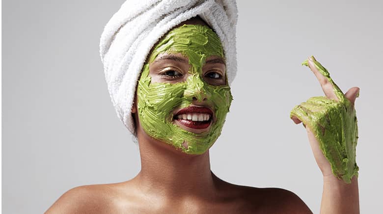 mujer con mascarilla verde