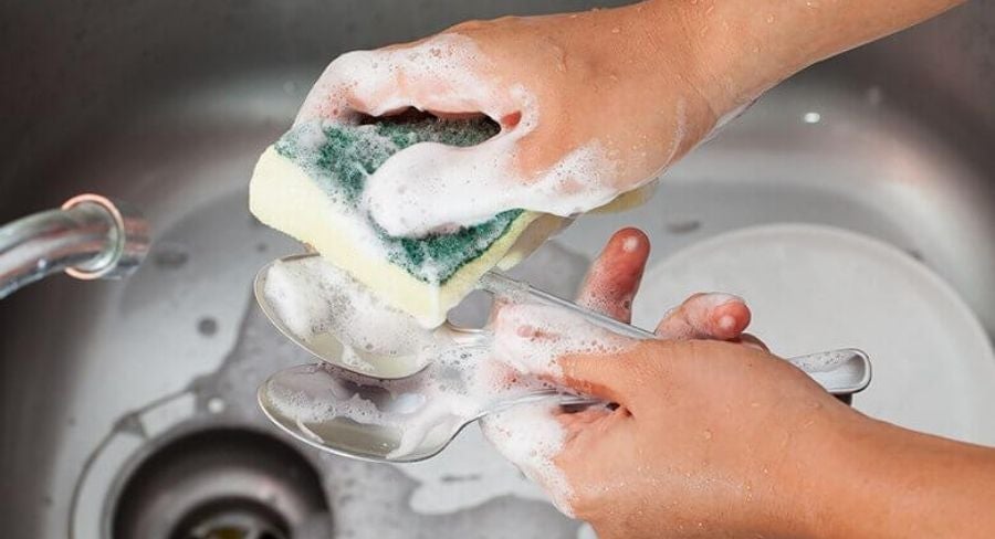 aplica la mezcla en los cubiertos con una esponja