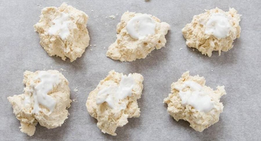 bollos de coco en bandeja