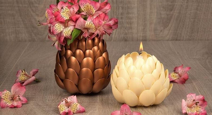 candelabro o florero para tu hogar con cucharas plásticas recicladas