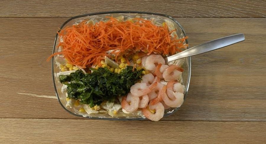 pasta con camarones en recipiente para revolver