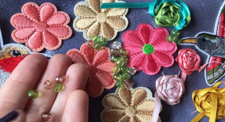 bordado-de-flores.jpg decorando la cartera