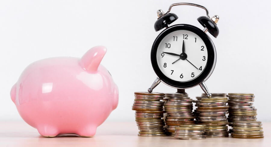 alcancía junto con dinero