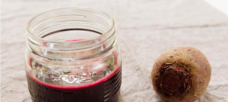 Jugo de betabel junto a su fruta