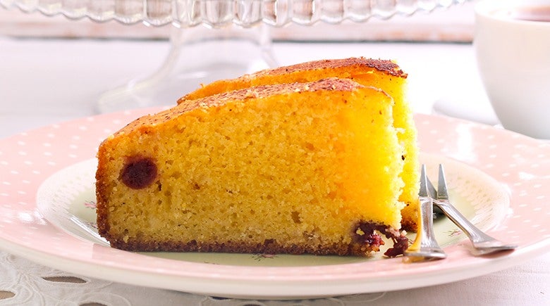 arepa dominicana en plato partida