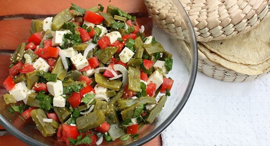 Receta de nopales a la mexicana acompañada de tacos o tortillas