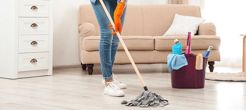 Piso de hogar limpio y reluciente, reflejo de una limpieza profunda y eficaz