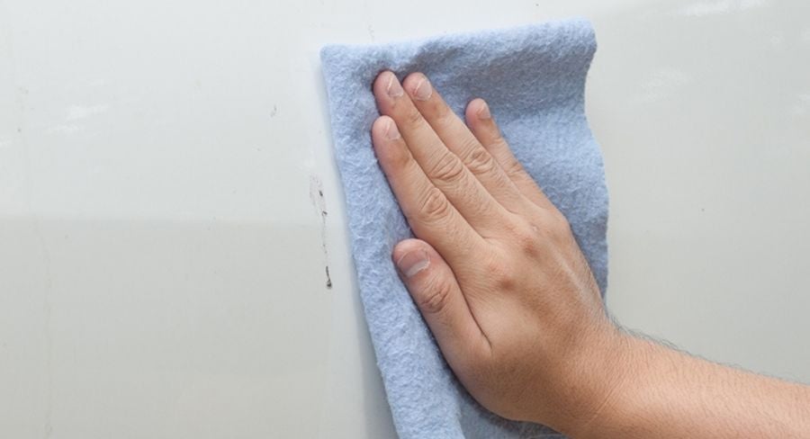 usa un paño de microfibra para atrapar la suciedad