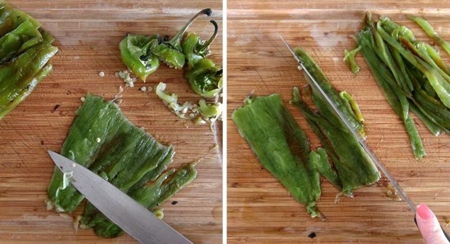 Luego corta los tallos de los chiles, desvénalos y elimina las semillas.