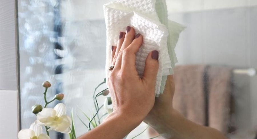 retirar el polvo y la suciedad del espejo o ventana con un paño