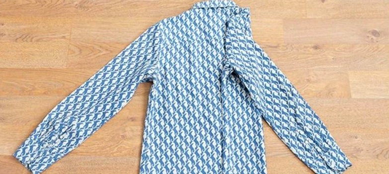 camisa azul de caballos de mar por detras