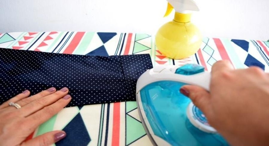 planchando camisa mangas