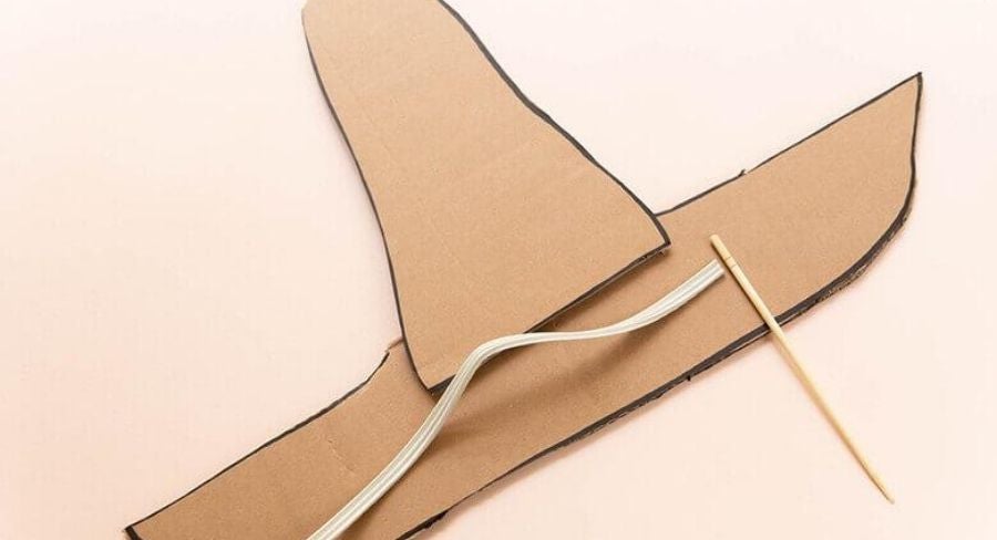 añadir un elastico al sombrero 