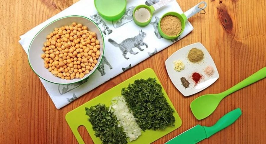 croquetas de falafel ingredientes en la mesa