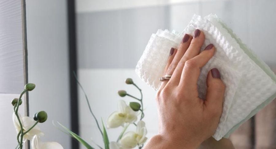 repasar la limpieza con una servilleta seca