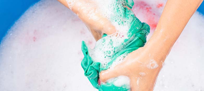 Persona lavando ropa de color