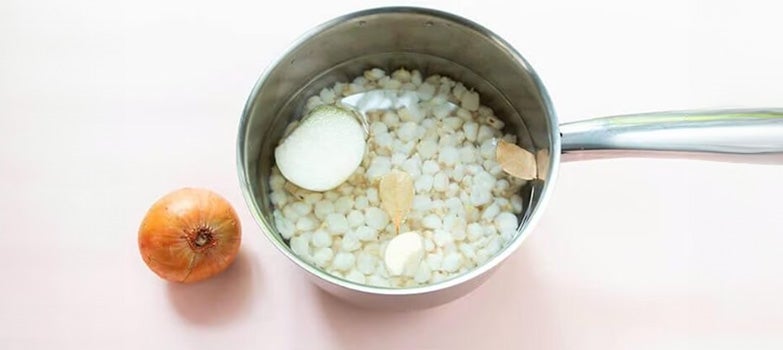 Maíz blanco en olla para cocinar