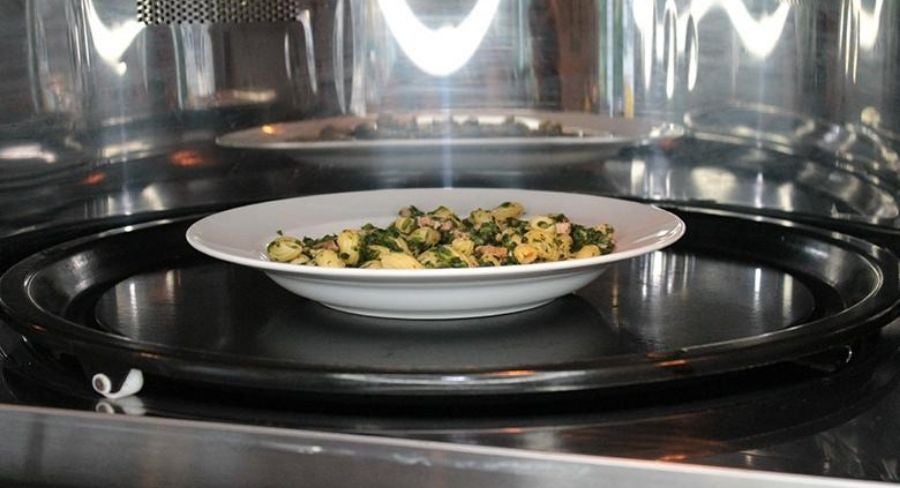 Mete los platos con comida en el horno microondas