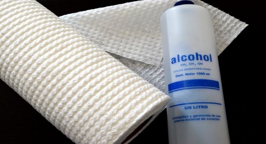 alcohol y servilletas de papel de cocina