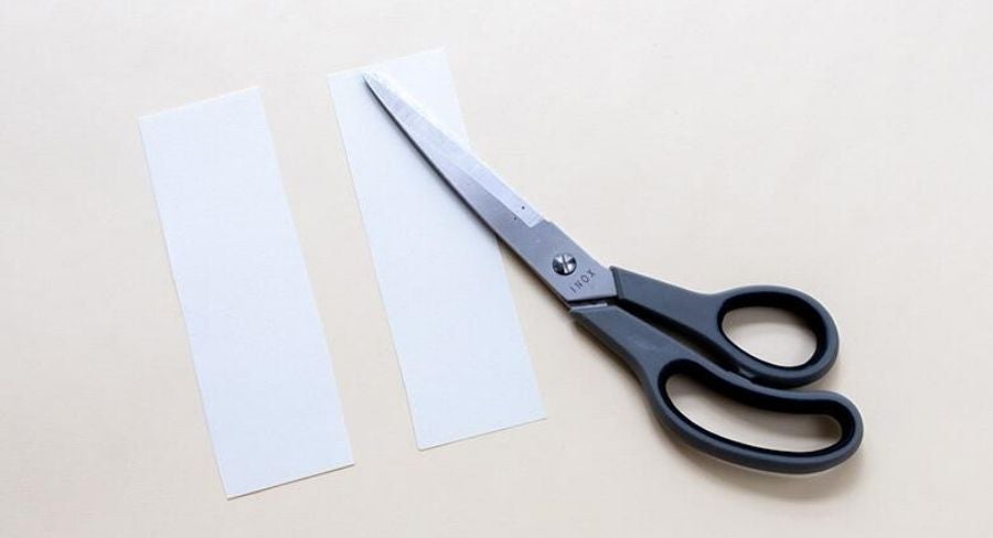 papel y tijera sobre escritorio