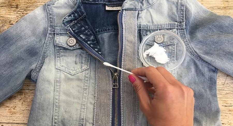 chaqueta de jean con aceite de coco en el cierre