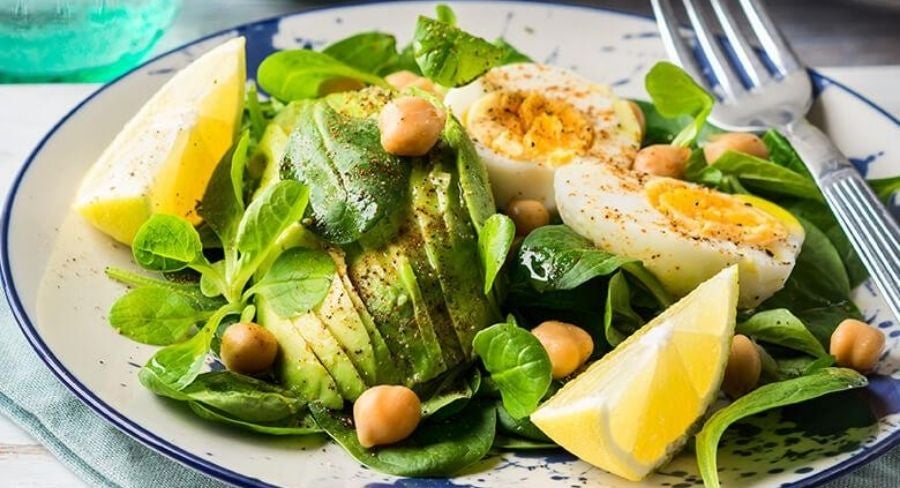 Ensalada de espinaca ensalada de espinacas, aguacate, huevos y naranja