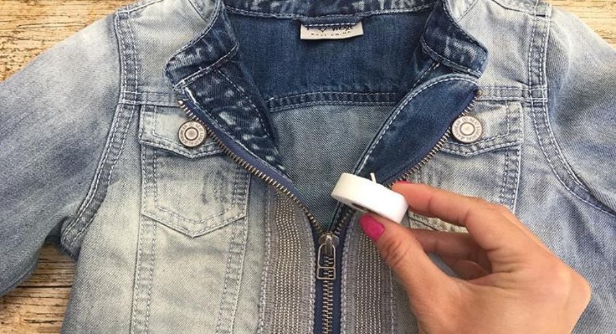 chaqueta de jean con vela de cera en el cierre