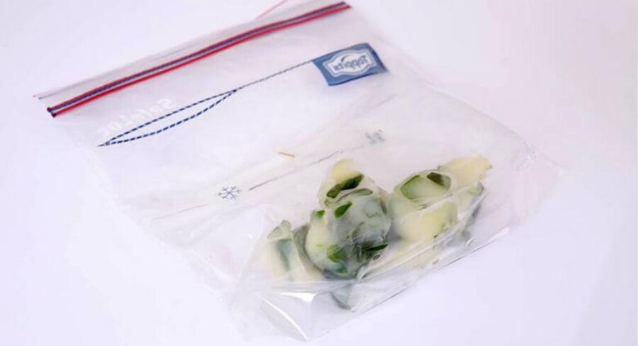 Cubos de hielo congelados dentro de bolsa de plástico