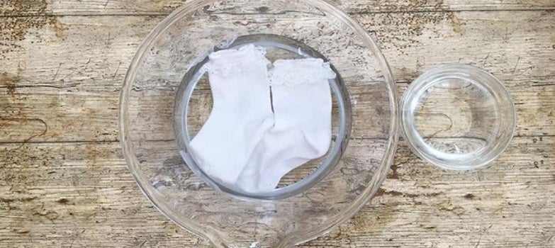 Prendas remojando en vinagre