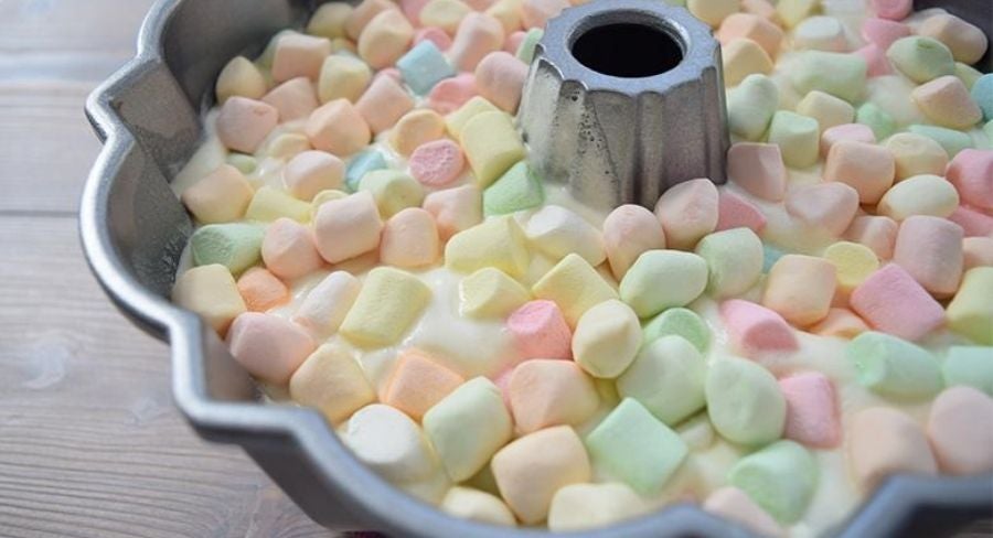 Distribuyendo los malvaviscos en toda la mezcla