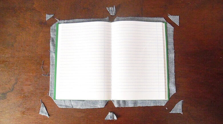 Cuaderno abierto en fondo de madera