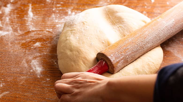 manos amasando la mezcla