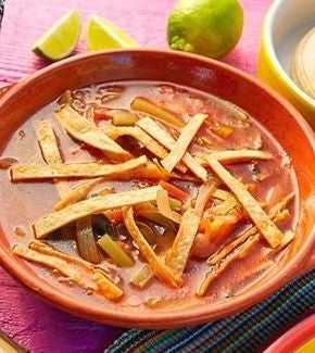 Mira esta receta de sopa de tortilla para ampliar tus habilidades en la cocina mexicana