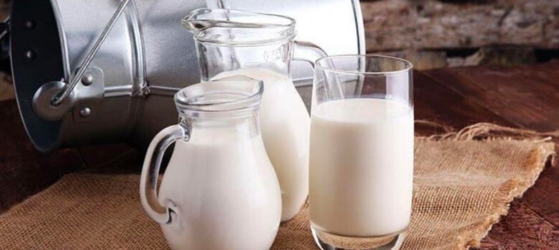 Botellas con leche pasteurizada lista para refrigerar en casa