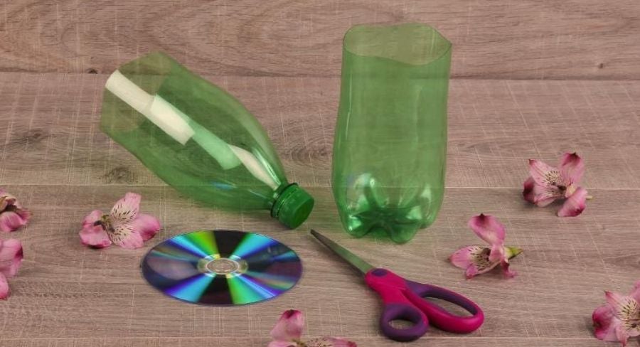 Botellas de plastica junto a otros materiales para su decoración cortar las botellas
