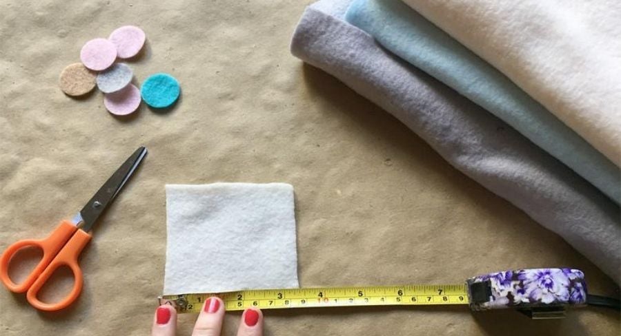 Tijeras, Cinta para medir y Fieltro de distintos colores