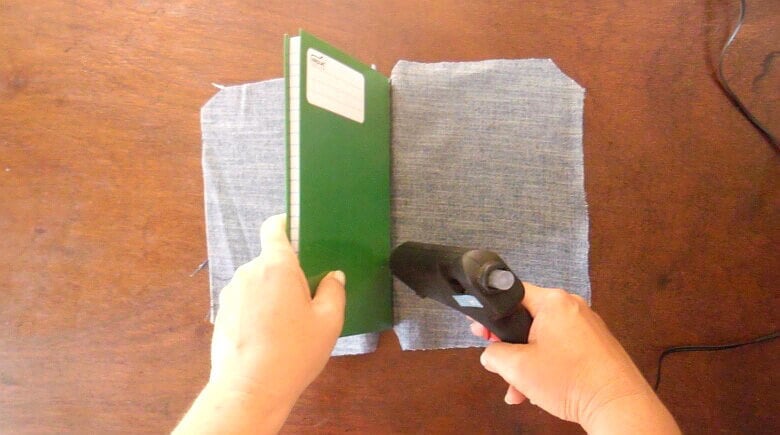 pegando jean en el cuaderno