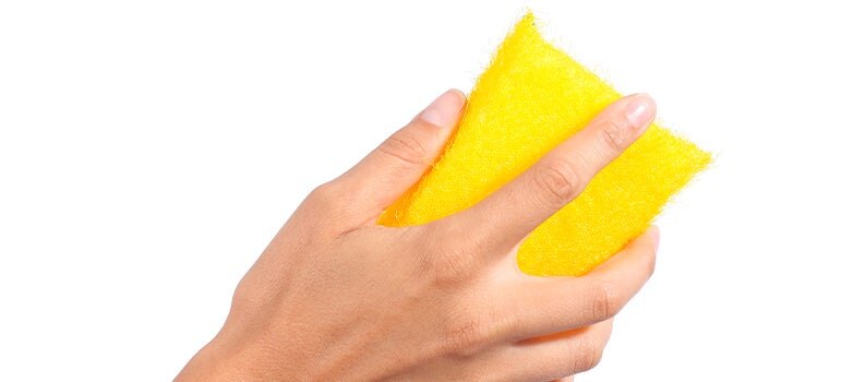 Una mano limpia superficie con suciedad de mascota