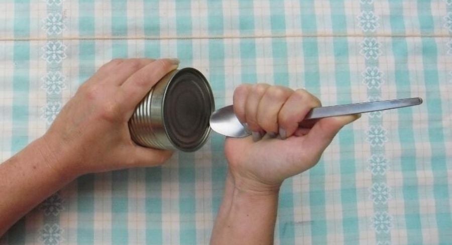 apoyar-la-cuchara-en-la-lata.jpg Cómo abrir una lata sin abrelatas-2