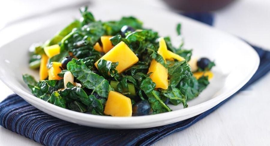 Ensalada de mango ensalada de col rizada y mango