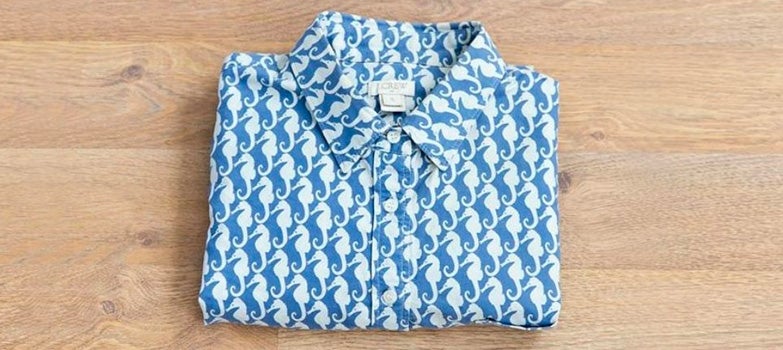 camisa azul de caballos marinos