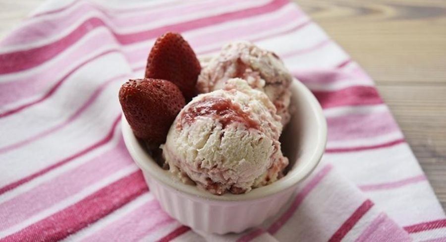 Porción personal de helado con fresas helado de fresa