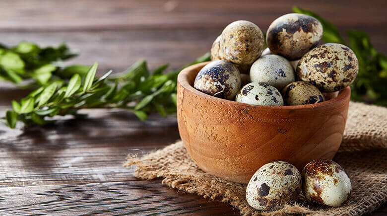 huevos de codorniz en plato de barro