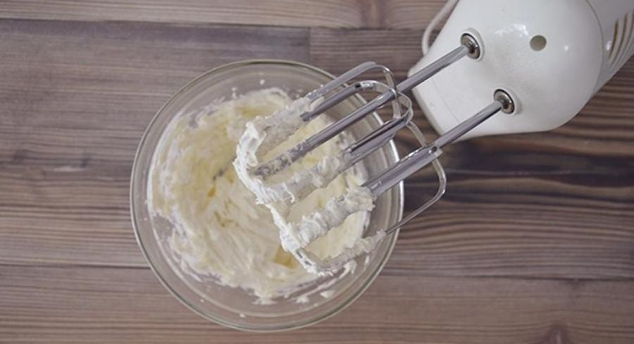 Batiendo queso hasta dejarlo en una textura cremosa batidora y crema