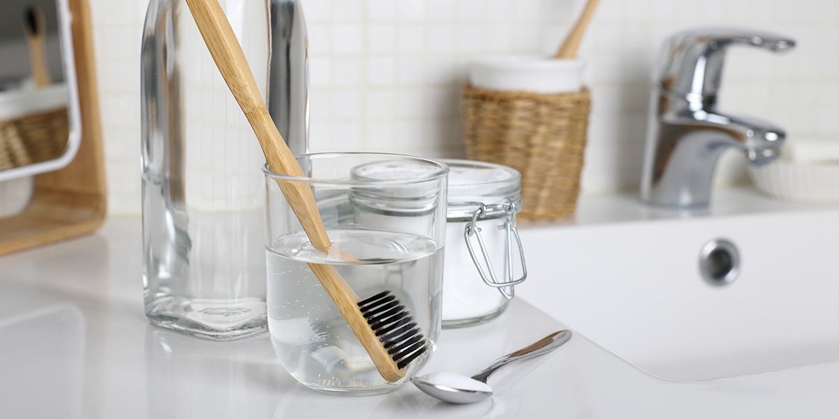 Mezcla dos cucharadas de bicarbonato de sodio con un cuarto de taza de agua tibia. Integra bien hasta formar una pasta y restriega la mancha de sudor a tratar con la ayuda del cepillo de dientes