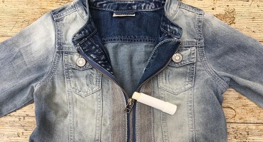chaqueta de jean con humectante labial en el cierre