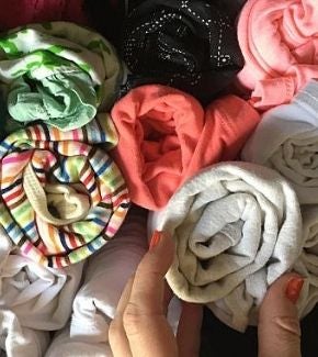 organizador-de-ropa-remeras-de-mujer-en-rollo.jpg organizador-de-ropa-remeras-de-mujer-en-rollo.jpg