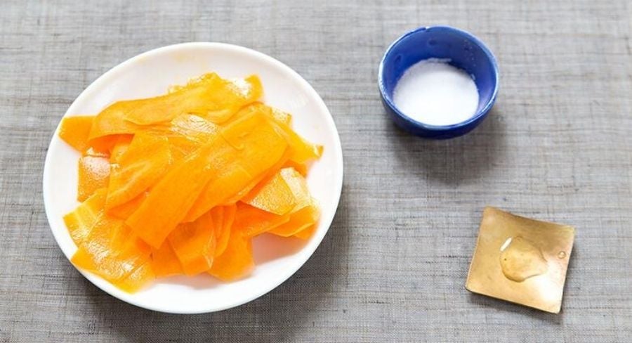 Zanahoria rayada en bloques para la receta chips de zanahorias cortados en plato