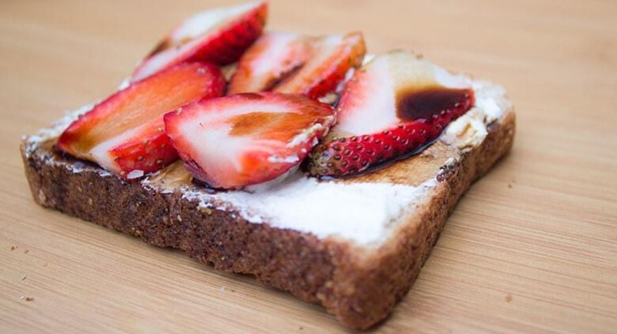 pan tostado y fresas